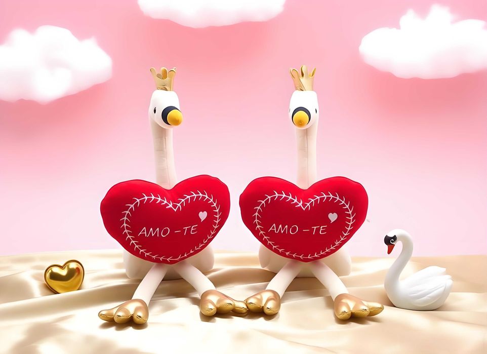 Um cisne de peluche com um coração vermelho gravado com "amo-te" no peito, perfeito para decoração e como presente de Dia dos Namorados.
