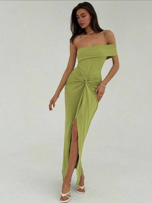 Салатова сукня з відкритими плечима та розрізом