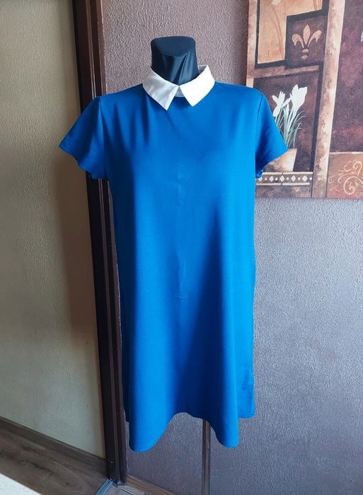 Chabrowa Kobaltowa sukienka klasyka z nutą nowoczesności z białym