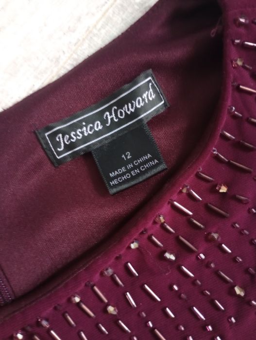 Piękna bordowa sukienka z kryształkami ozdobami