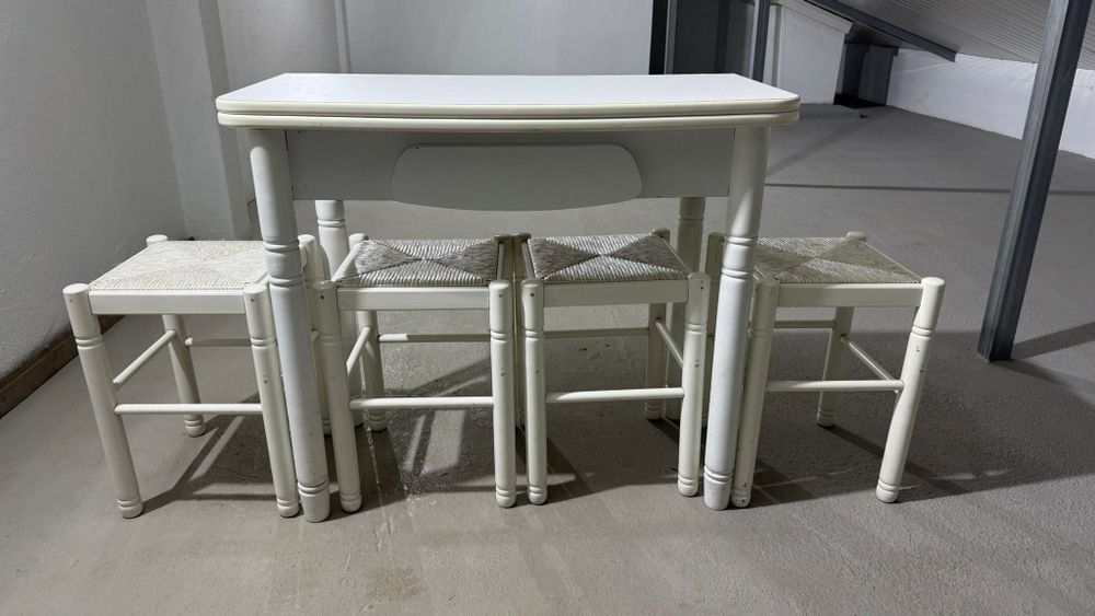 Mesa de cozinha e bancos