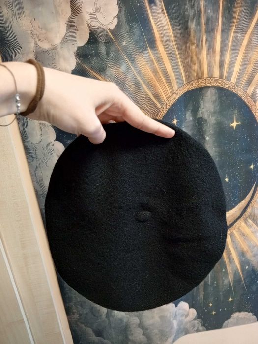 Klasyczny czarny beret w francuskim stylu