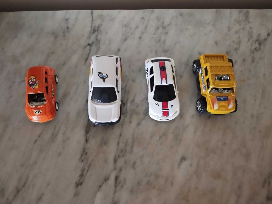 Lote de carros colecionáveis.