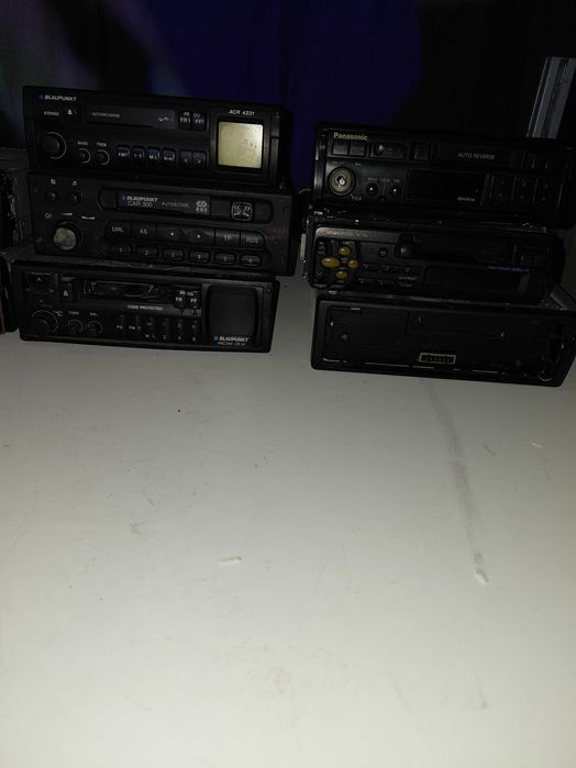 Wyprzedaż garażowa, stare radia niesprawne