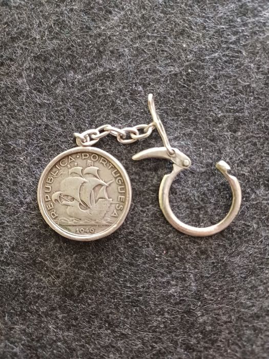 Porta-chaves com moeda em prata de 1946