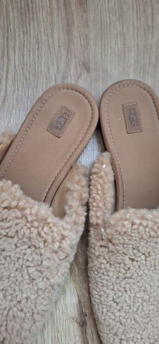 Klapki UGG „Janaya Cozy” z owczą cholewką