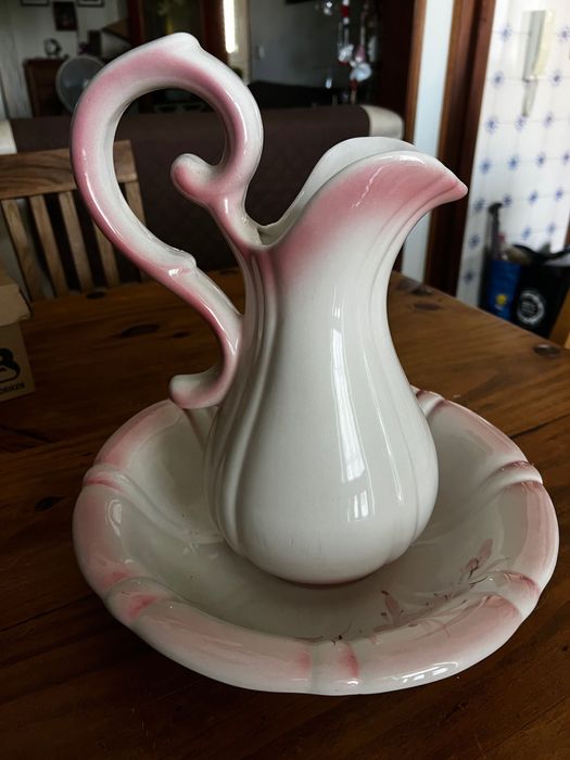 Jarro e bacia em faiança