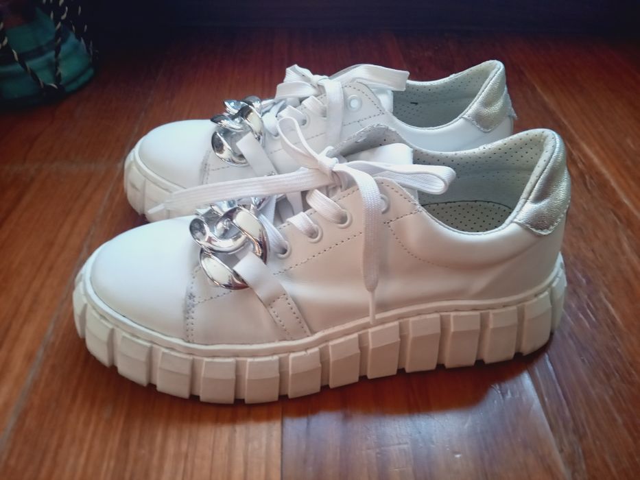 Sapatilhas brancas com pormenor prateado da Drakart