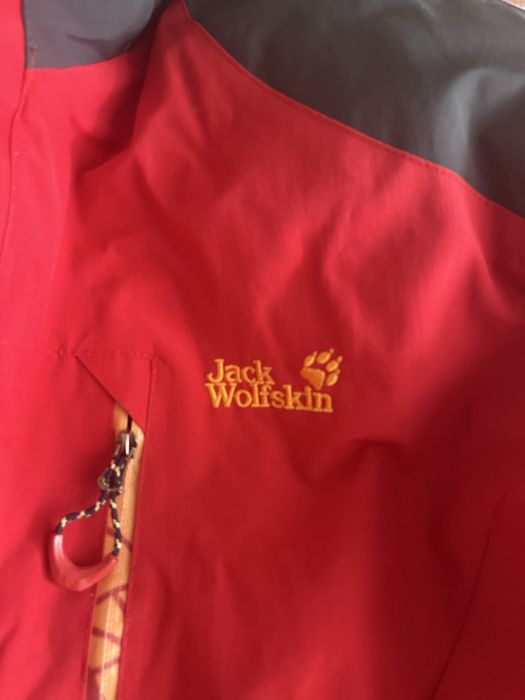 Зимова гірськолижна червона куртка Jack Wolfskin