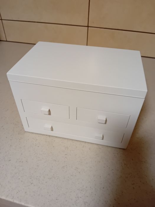 Białe szkatułki na biżuterię i nie tylko