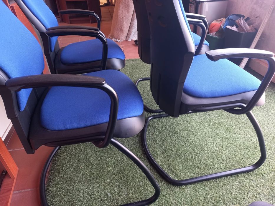 Cadeiras azuis de escritorio