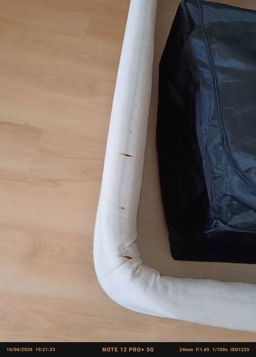 Cama individual com arrumação e colchão