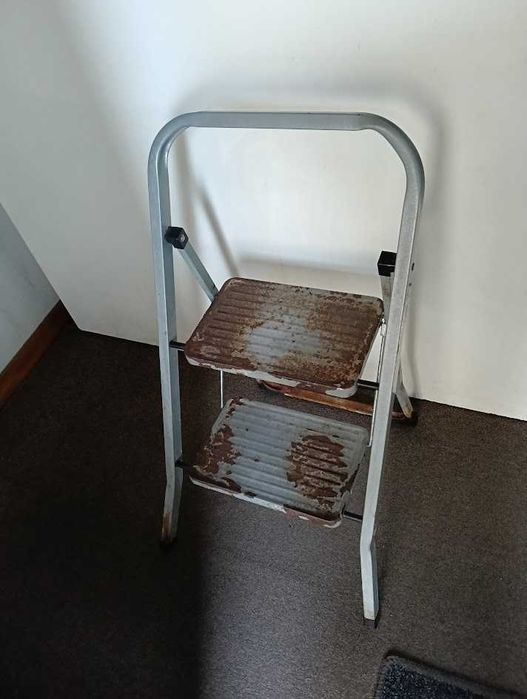 Escadote de 2 degraus usado