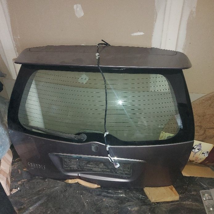 Задні двері на Mitsubishi Grandis