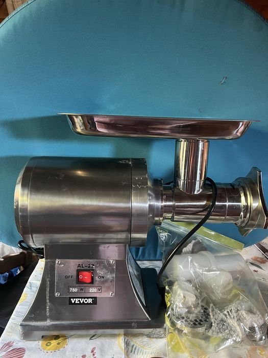 Estou vendendo um moedor de carne profissional.