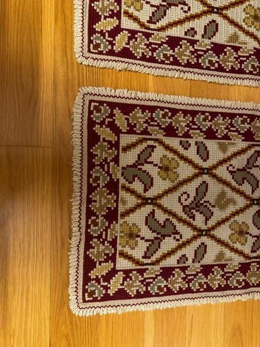 Conjunto 3 Tapetes de Arraiolos em Lã Feitos à Mão – Bordeaux