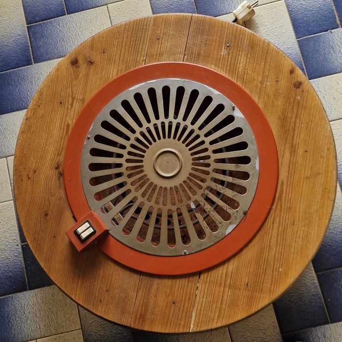 Braseira elétrica com apoio de madeira para os pés