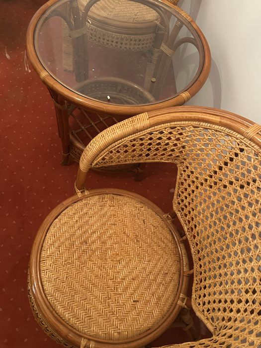 stolik z krzeslami wiklinowymi