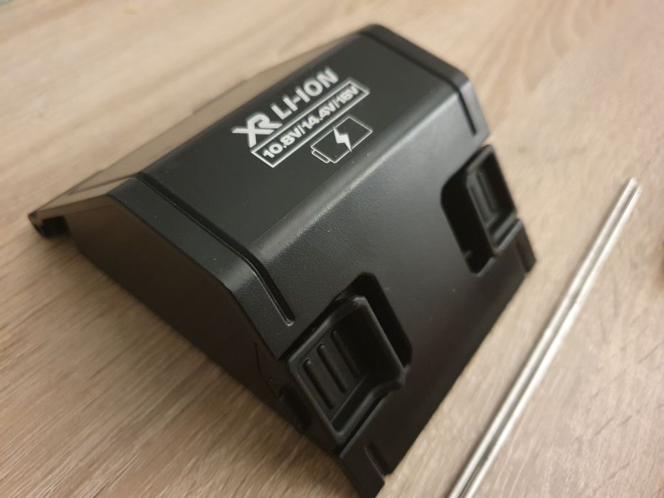 Dewalt DWST1-75663 Klapa górna oraz klapa baterii