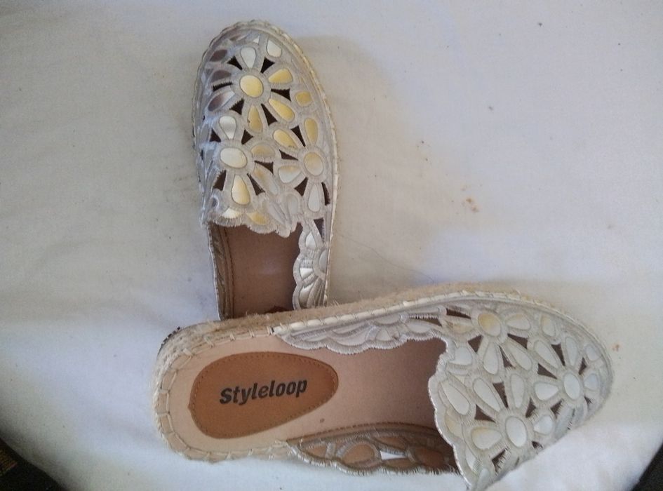 Alpargatas Mules Styleloop Douradas com Padrão Floral Recortado