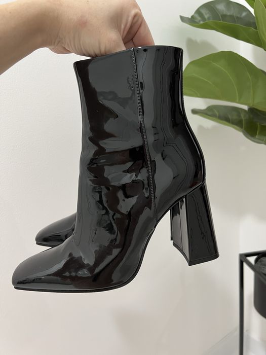 Ботінки H&M стильно дивляться на ніжці