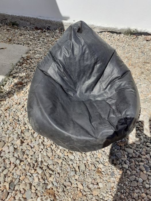 Puff preto de napa para sentar