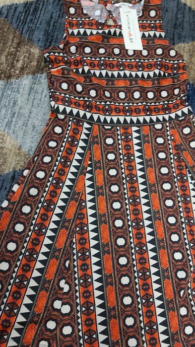 Etniczna sukienka z dzianiny