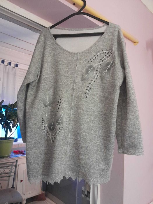 Linda túnica cinza claro com aplicações