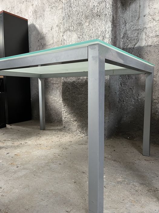 Mesa com tampo de vidro