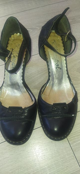 Buty damskie zapinane na pasek, skórzane