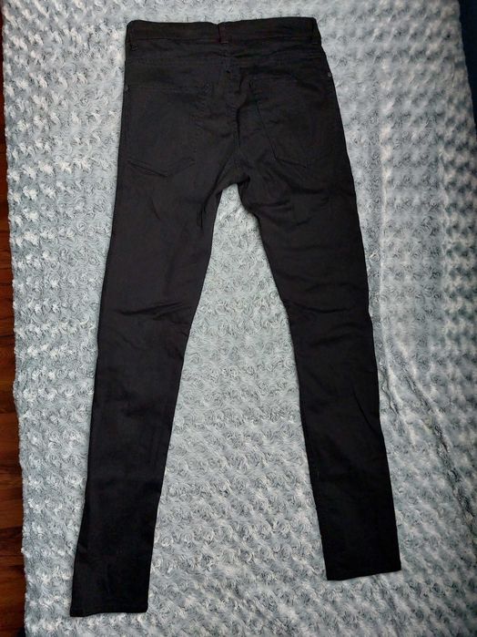 Czarne spodnie z dziurami, S