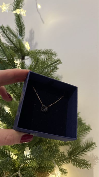 Swarovski piękny łańcuszek czarny łabędź różowe złoto