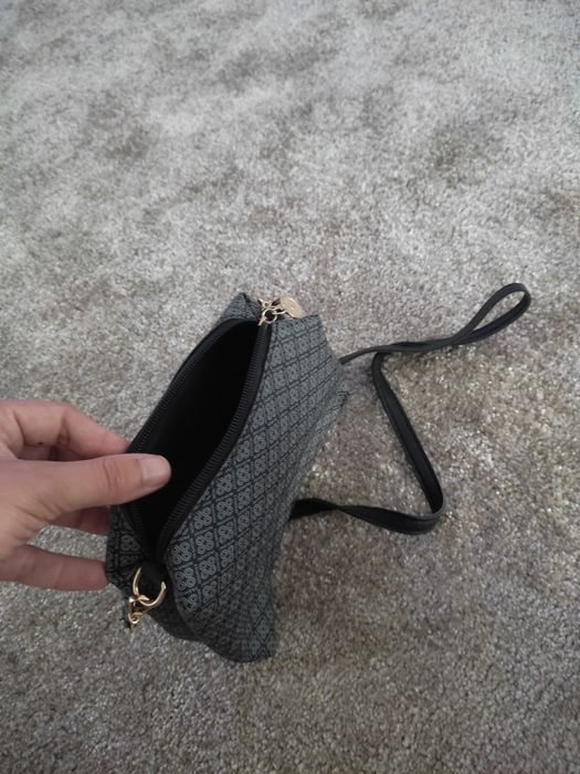 Pochete mala pequena tiracolo preta e cinza com padrão