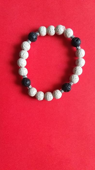 Bransoletka z lawy wulkanicznej.