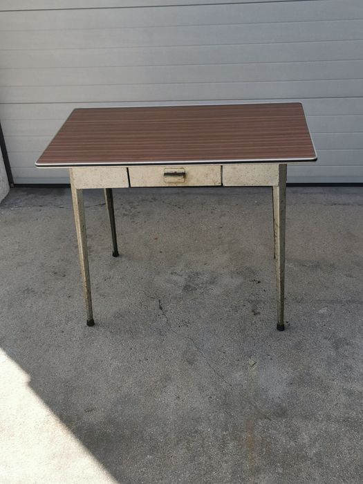 Mesa de ferro e tampo em madeira