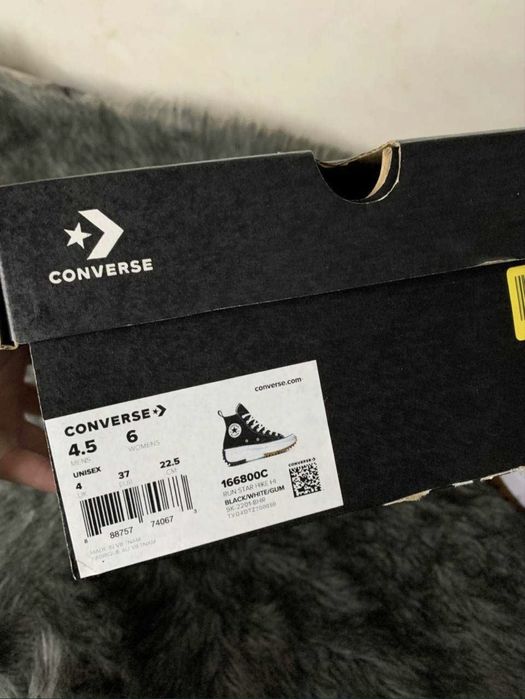 Кеди converse на платформі.