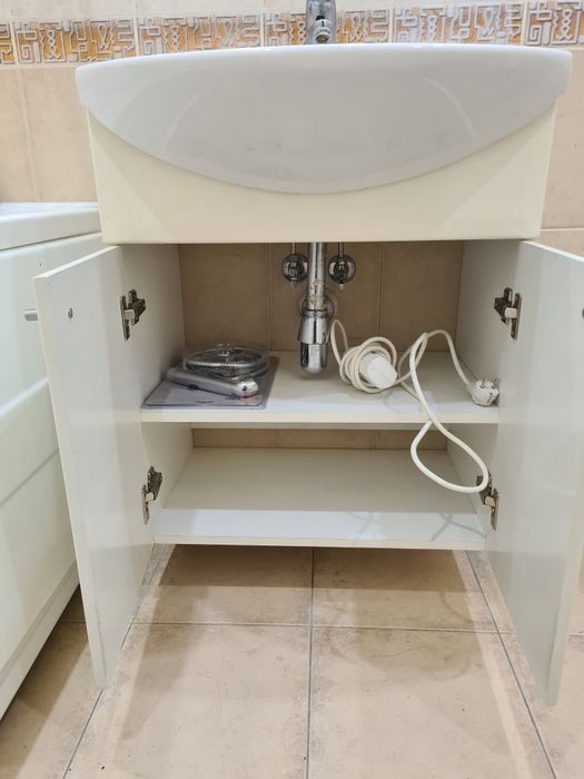 Тумба з умивальником та дзеркальною шафою, змішувач, сіфон