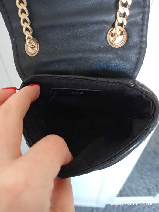 Czarna pikowana mini torebka złoty łańcuszek crossbody glam rock Mango