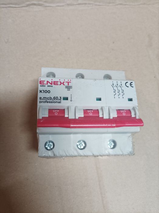 Трьох полюсний автоматичний вимикач