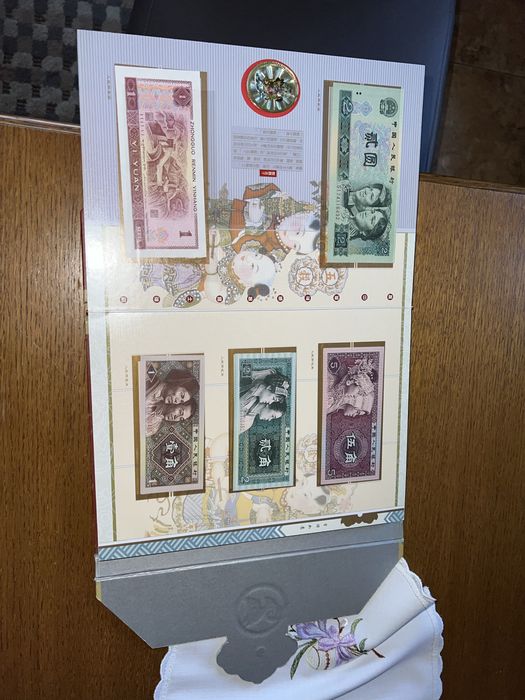 Album z banknotami i monetami chinskimi 2003 rok