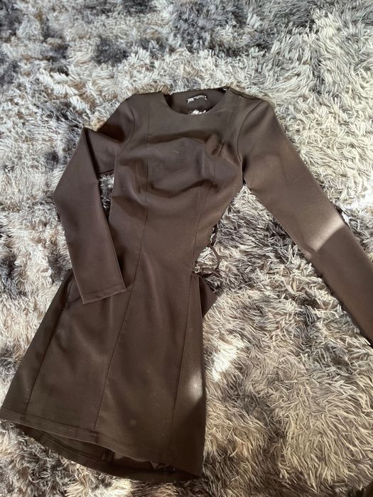 Sukienka zara z wyciętymi plecami