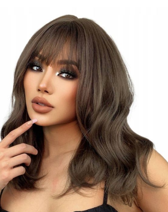 Peruka włosy brązowe z grzywką do ramion