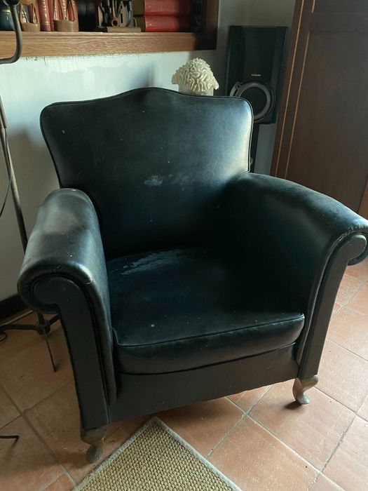 Sofás duplos rústicos em couro envelhecido e poltrona em napa