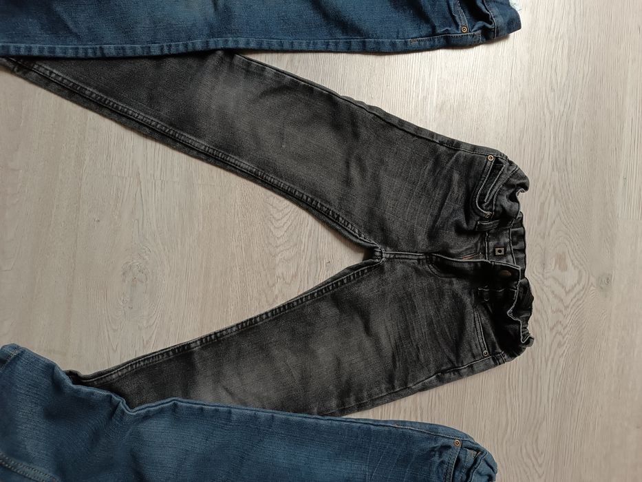3 pary jeansów r 128