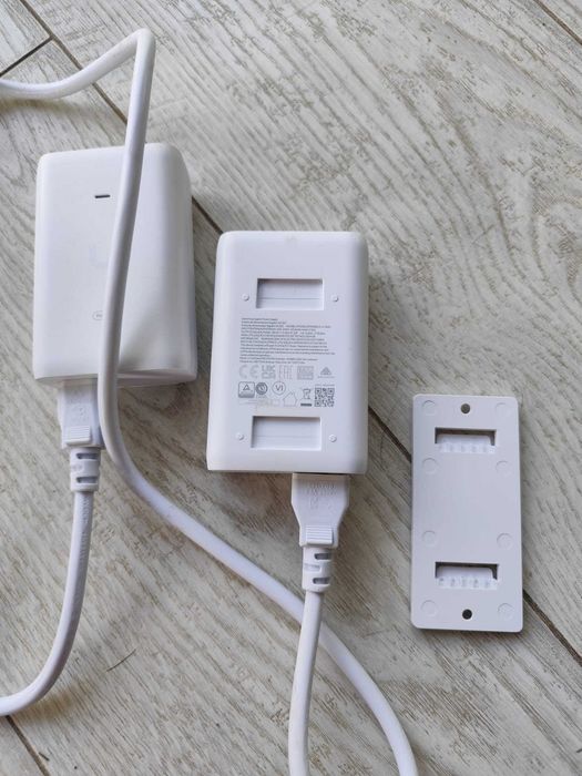Zasilacz PoE+ Ubiquiti U-PoE+ (31.2W, Gigabit) + uchwyt i kabel