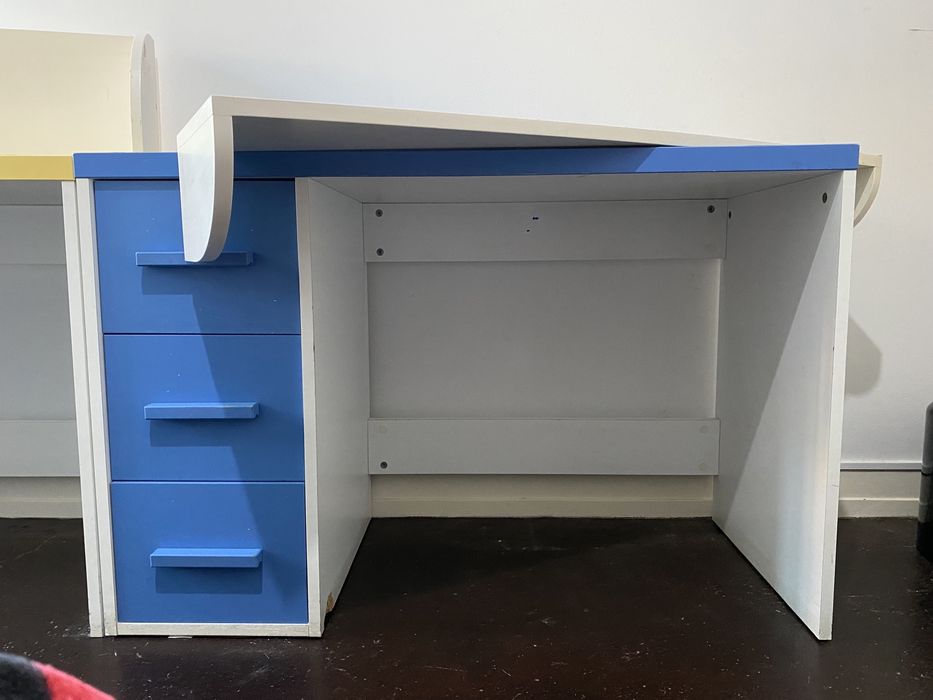 Secretaria com prateleira