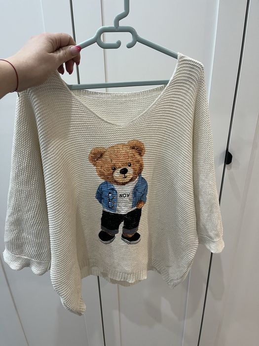 Sweter damski ecru z nadrukiem misia