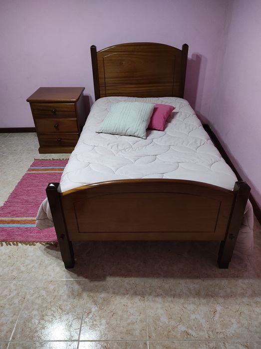 Cama de Solteiro e mesinhas de cabeceira em madeira maciça de freijó