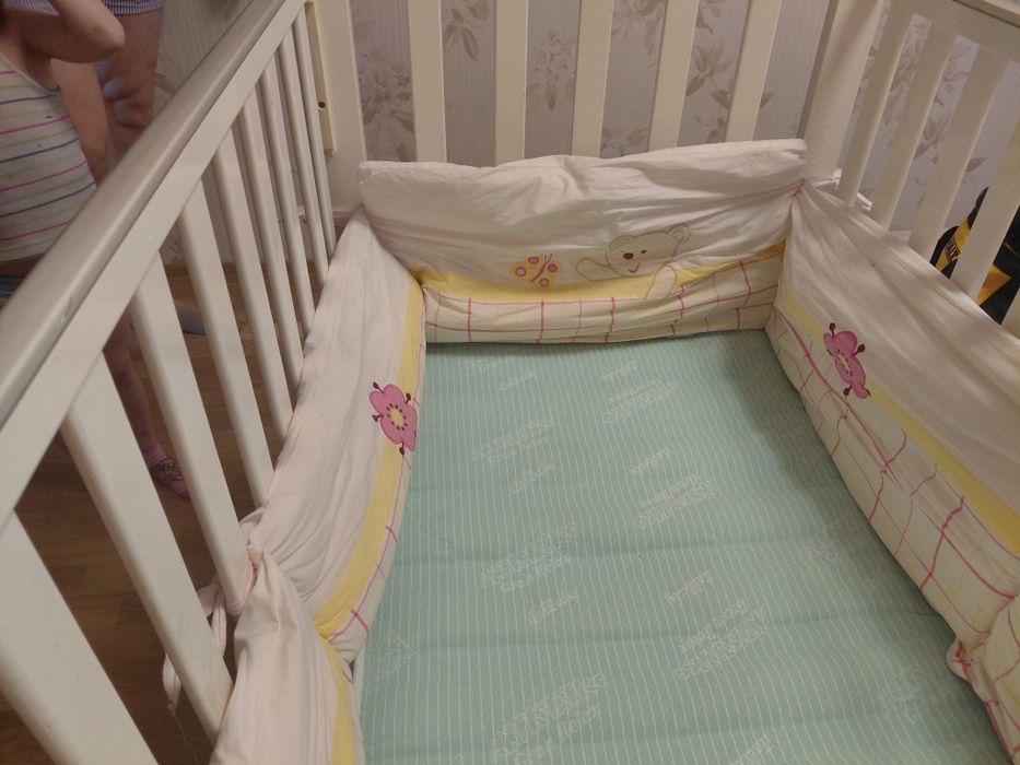 Дитяче ліжечко з натурального дерева