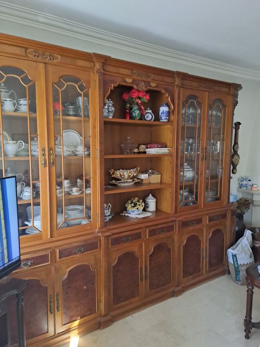 Estante com muita arrumação